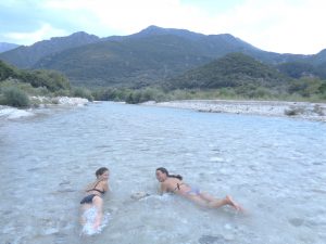 Trempette dans l'Achéron, la rivère marquant l'entrée des Enfers